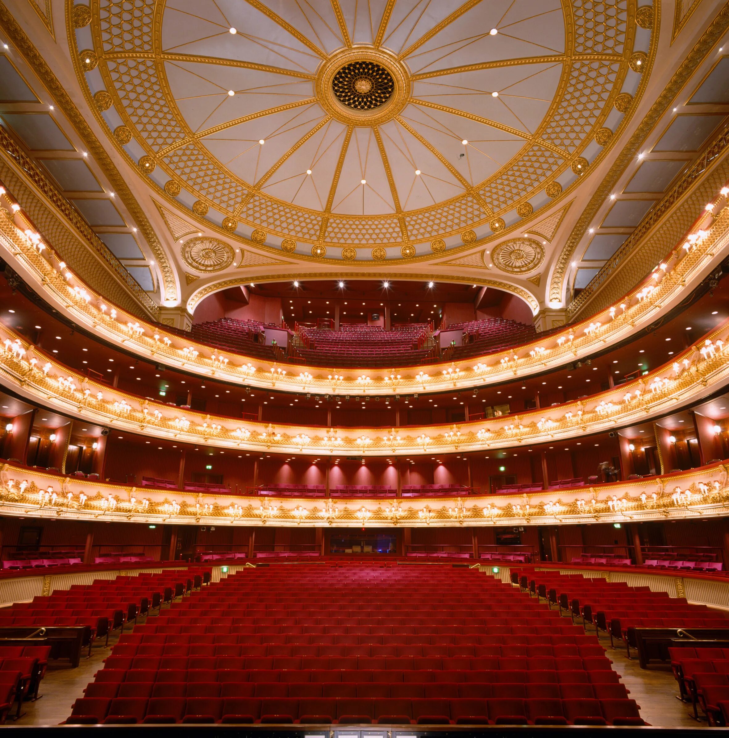 Опера концертный зал. Королевский оперный театр Ковент-Гарден. Королевский театр Ковент-Гарден внутри. Театр Ковент Гарден в Лондоне. Зал королевского театра Ковент Гарден.