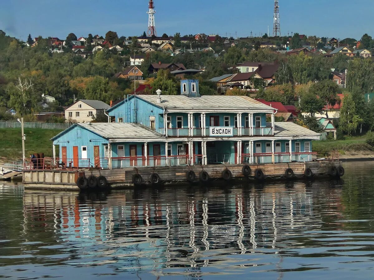 Пристань мужи. Верхний Услон Пристань. Дебаркадер верхний Услон. Верхницуслон пристан ь. Река Волга причал верхний Услон.