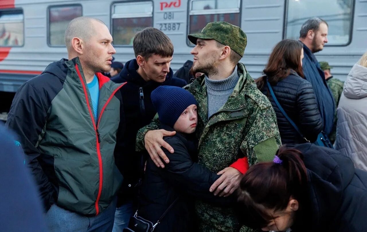 Семьи мобилизованных. Мобилизованным многодетным. Мобилизация с тремя детьми. Мобилизация многодетных отцов. Многодетный отец мобилизация сегодня