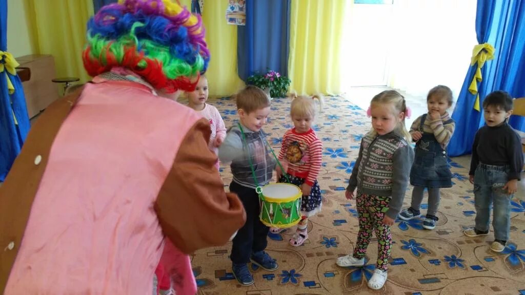 музыкальное развлечение в доу. музыкальное развлечение в средней группе. праздники и развлечения в доу. прыжки из обруча в обруч в младшей группе. музыкальное развлечение в младшей группе про животных.