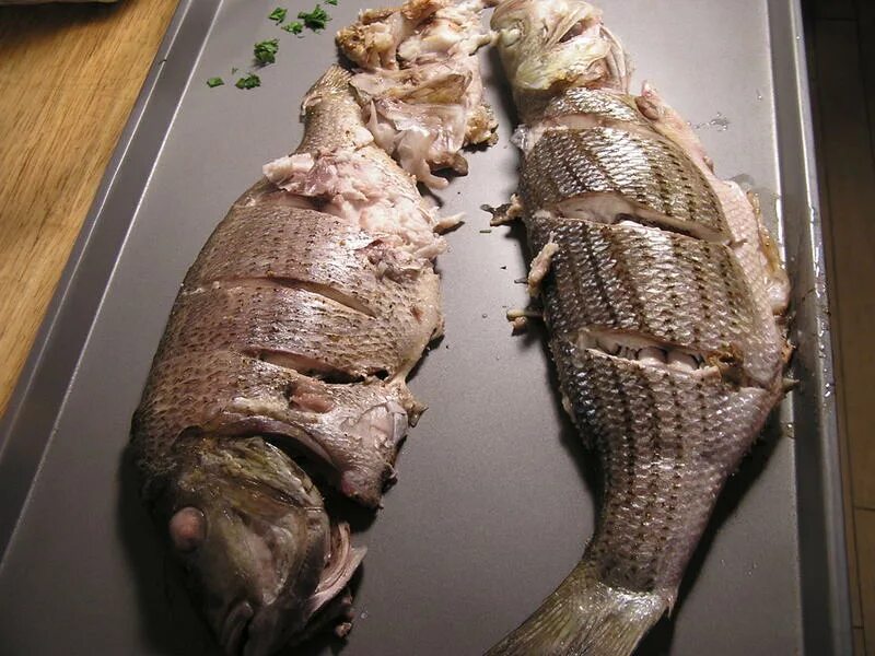 снится рыба парню