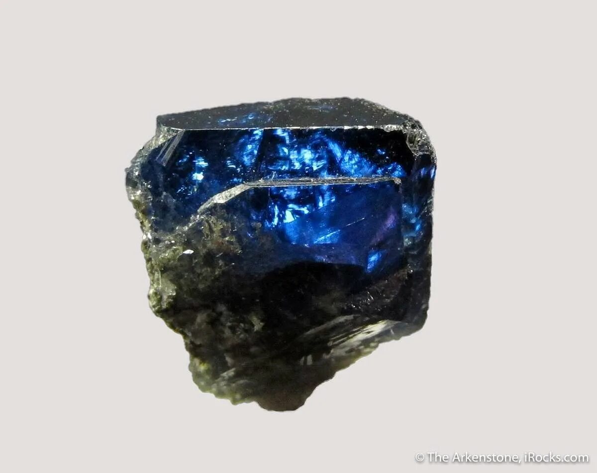 Самый черный минерал. Серендибит камень минерал. Серендибит камень минерал черный. Голубой серендибит. Серендибит минерал необработанный.