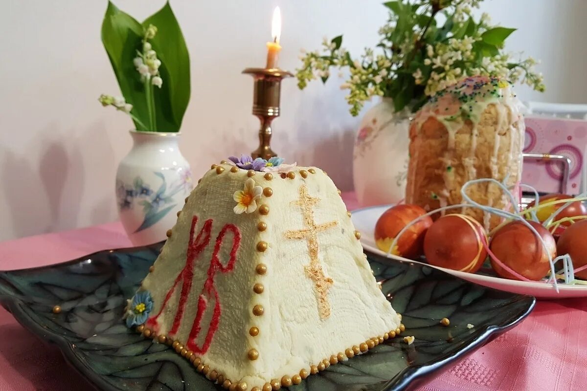 Свадьба перед пасхой можно ли. Христос Воскресе Пасха творожная. Христос воскрес творожная Пасха. Пасхальный кулич Христос Воскресе. Пасхальный кулич и творожная Пасха.