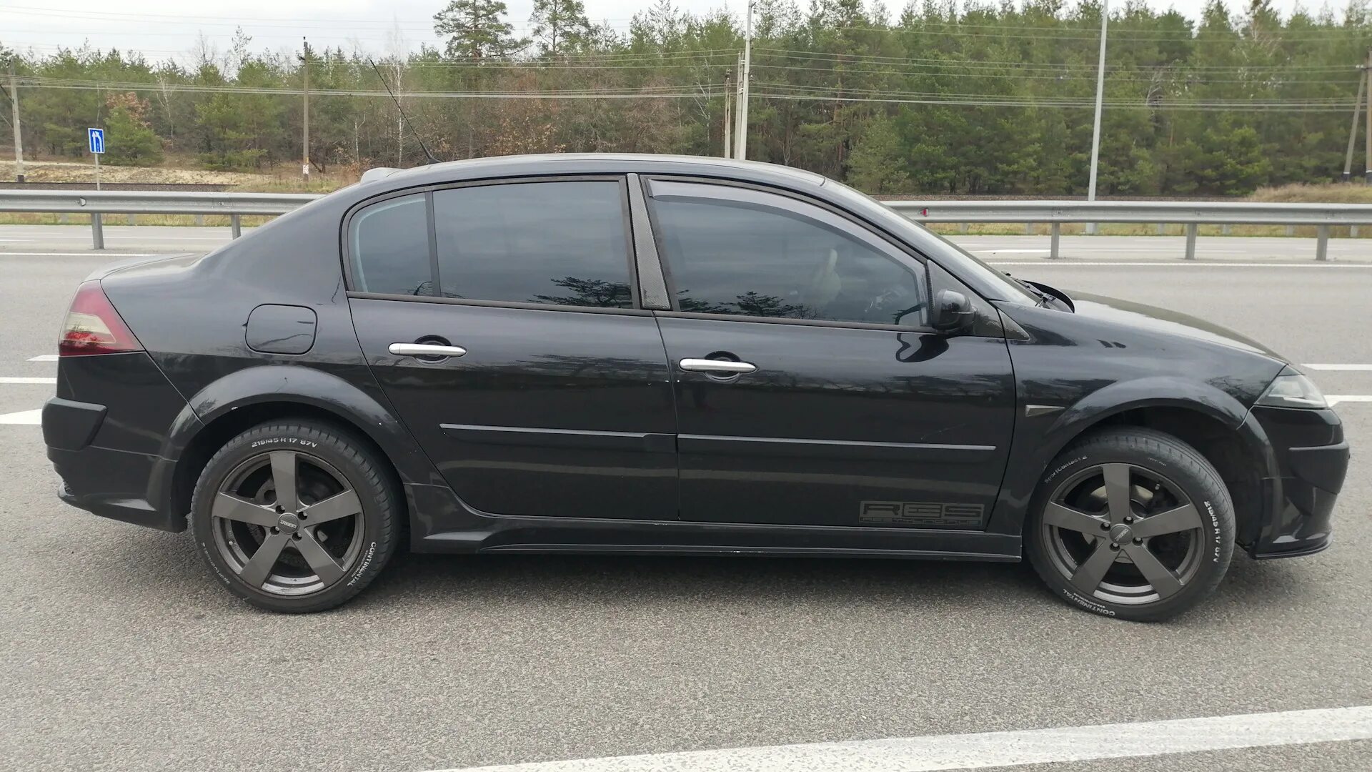 Megane диски. Renault Megane 2 r17. Рено Меган 2 на черном литье. Рено Меган 2 на 17 дисках. Диски Рено Меган 2 r17.