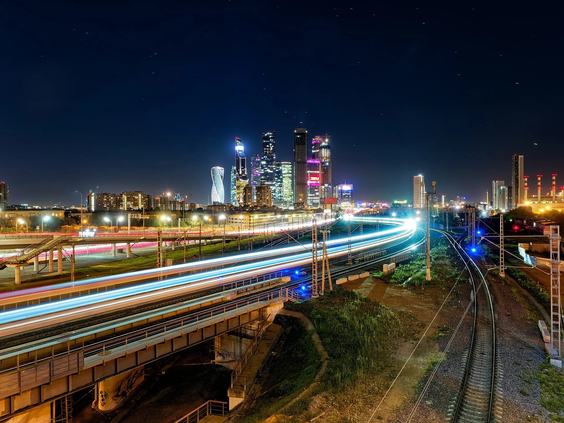 Сити жд вокзал. ЖД станция ночью Москва. Ночная станция ЖД В Москве и ЖД вокзал. Станция МЦД Москва Сити. Железнодорожный Москва Сити МЦД.