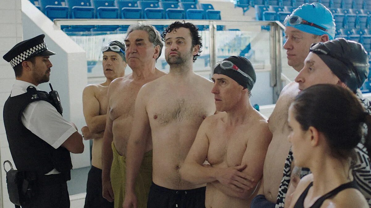 Мужик плывет на матрасе в море. Мужик поплыл. Мужик поплыл. Люди купаются. Мужчина в мокрой куртке.
