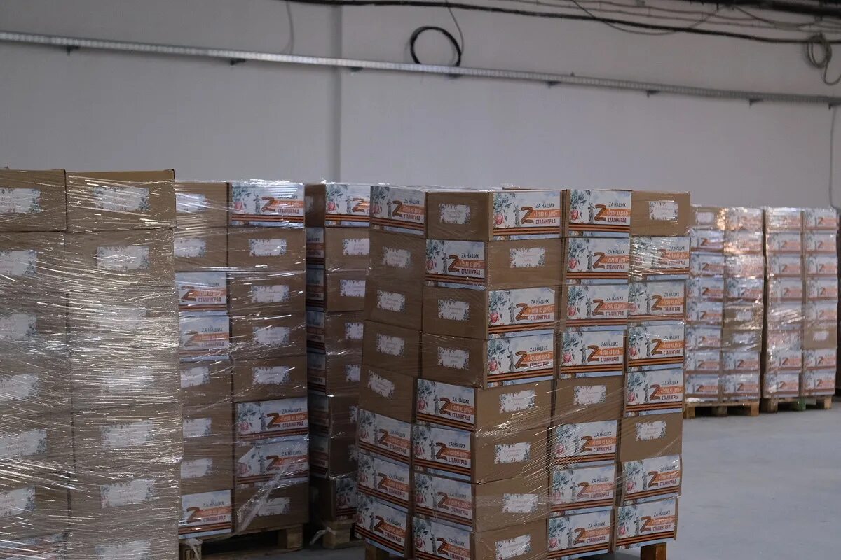 стоимость 1 кг посылки. передать посылку москва. посылка почта. курьер с коробкой. передать посылку москва.