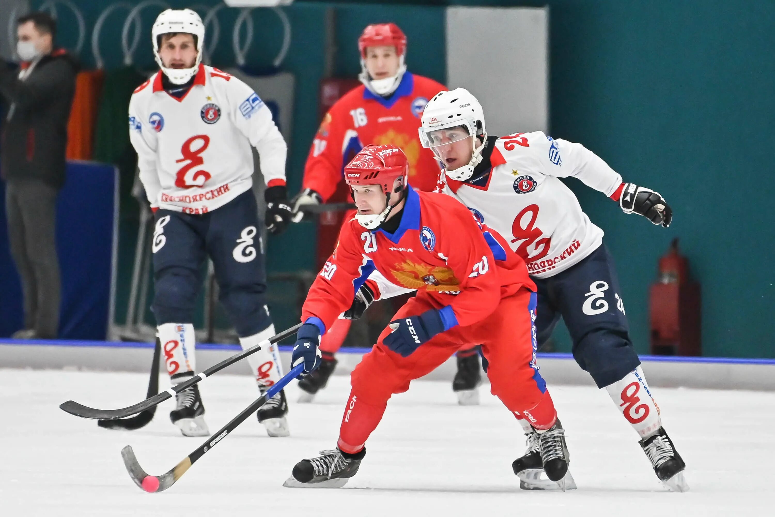 Хоккей с мячом супер. Bandy хоккей с мячом. БЕНДИ игра хоккей. Хоккеист БЕНДИ. Рик БЕНДИ хоккей с мячом.