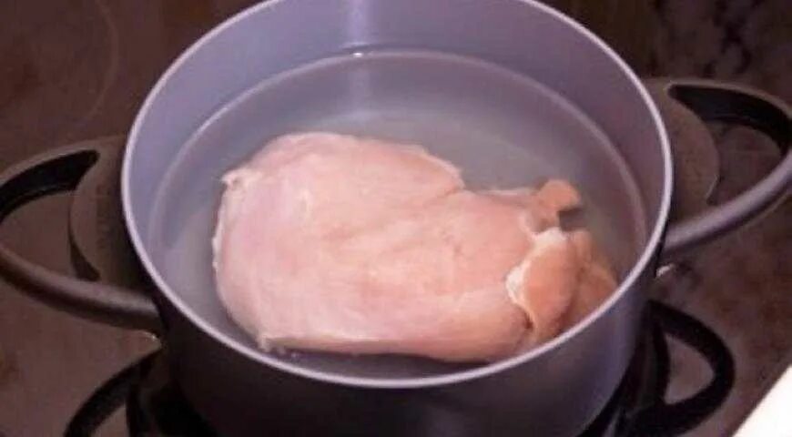 Сколько варить филе для салата. Отварить куриное филе. Варка филе цыпленка. Варка куриного филе. Отваривание филе курицы.