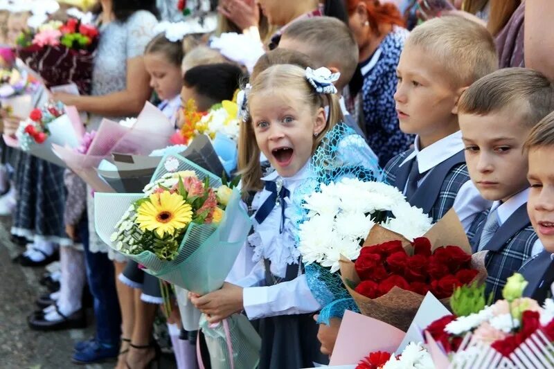 Перед нового учебного года. Первое сентября. 1 Сентября день знаний. Линейка в школе. С праздником 1 сентября.