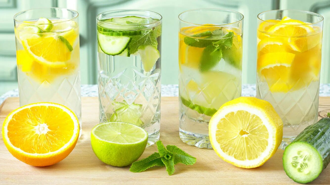 Detox вода. Прохладительные напитки. Лимонад. Летние напитки. Вода с лимоном плюсы