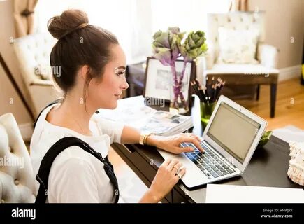 Fashion and lifestyle blogger hi-res stock photography and images - Alamy