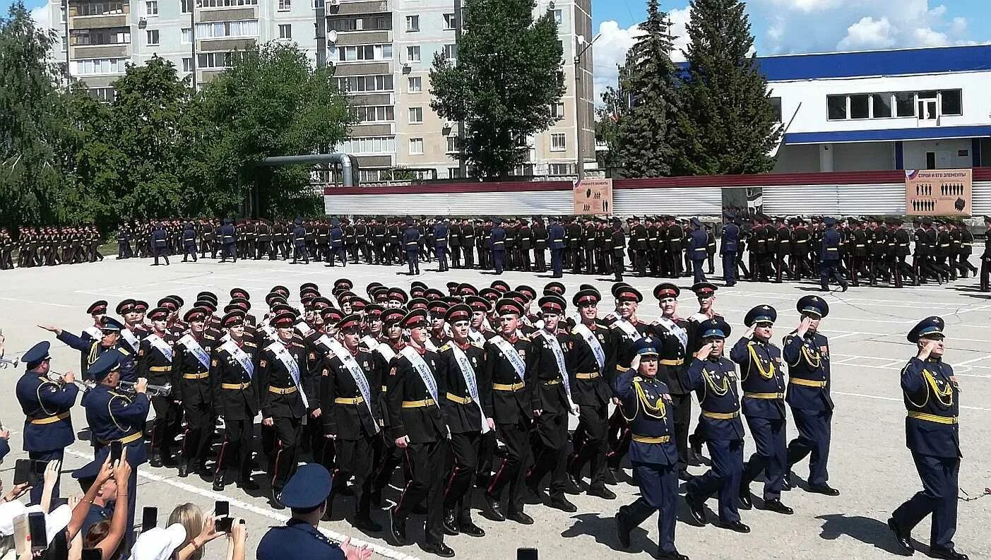 Ульяновское суворовское училище сайт. Ульяновское Гвардейское Суворовское военное училище. Суворовское училище Ульяновск. Гвардейское Суворовское военное училище в Ульяновске. Ульяновское СВУ выпуск 2001.