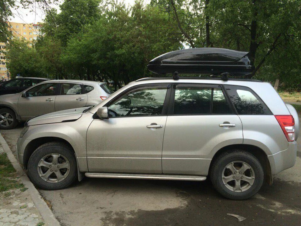 Автобокс на Сузуки Гранд Витара. Багажник Lux Grand Vitara. Багажник на крышу Сузуки Гранд Витара 2. Багажник на крышу Сузуки Гранд Витара 2011.