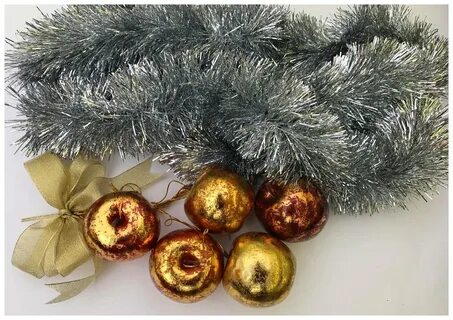 Выклеенные из золотой и серебряной елочной бумаги