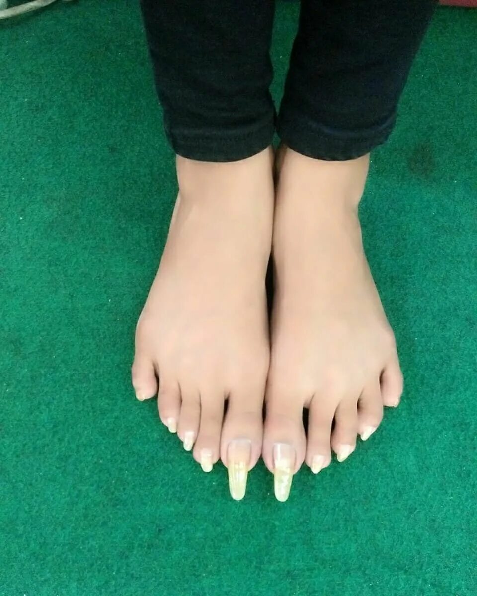 Long toenails. Long Toenails natural. Удлиненные ногти на ногах. Красивые длинные ногти на ногах.