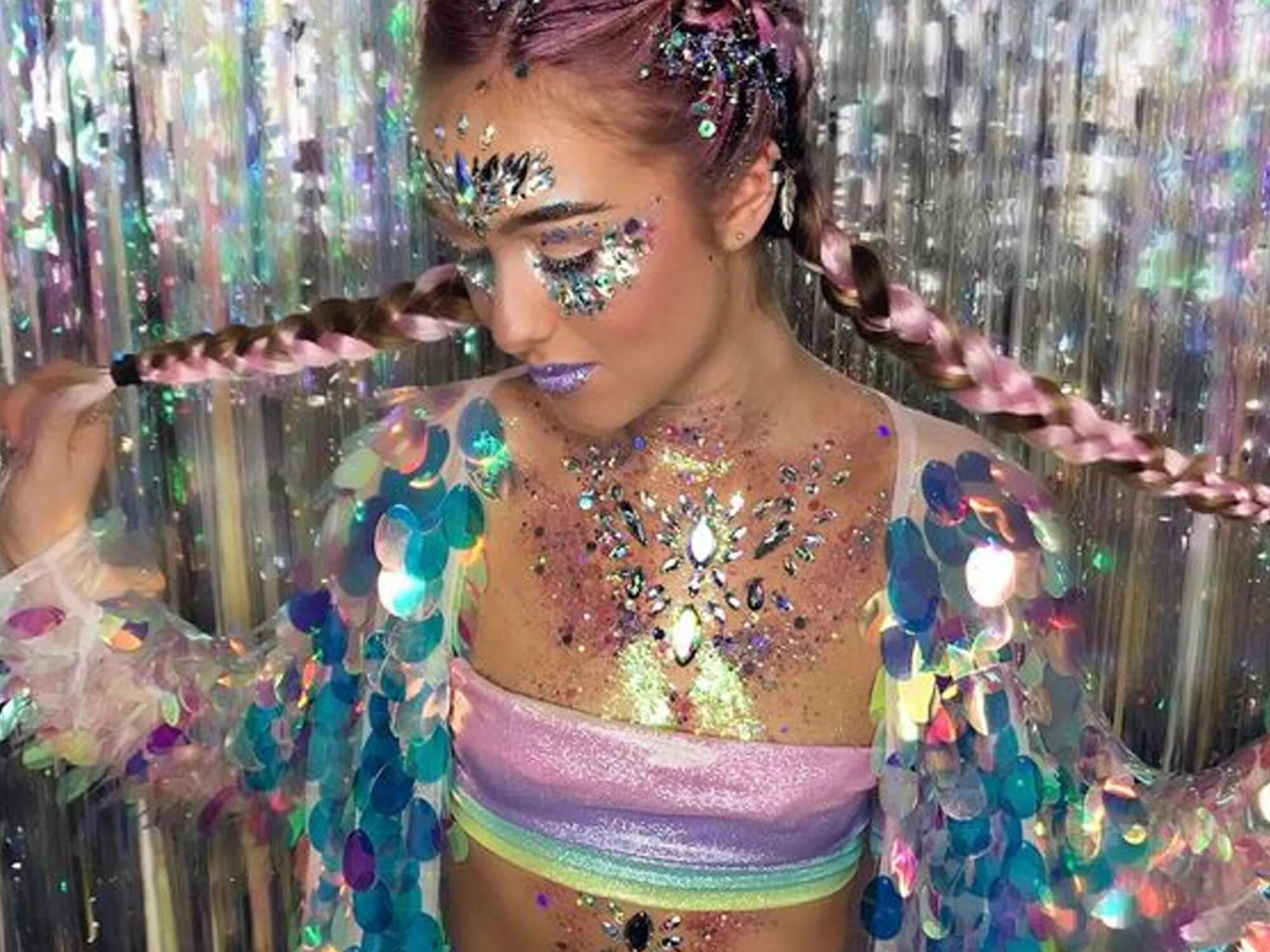 Украшения для груди. Девушка блестки. Фотосессия с блестками. Что такое глиттер у девушек. Что такое глиттер у девушек.