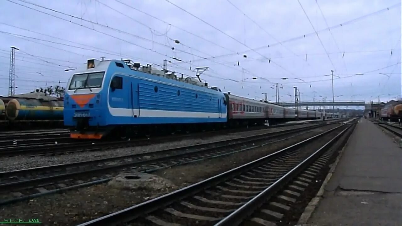 Железнодорожный вокзал махачкала. Чс2т 972. Поезд 135а. Поезда по станции махачкала. Вокзал махачкала.