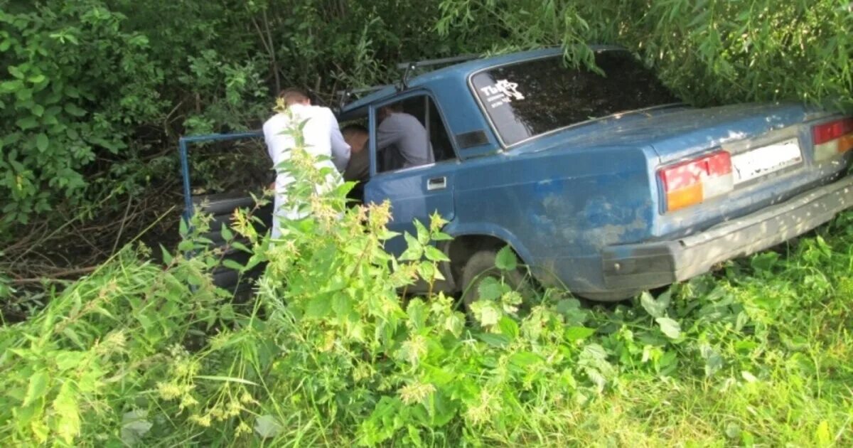 Синяя ВАЗ-2107 В кювете. Машина в кювете. Жигули в кювете. ВАЗ 2107 В кювете.