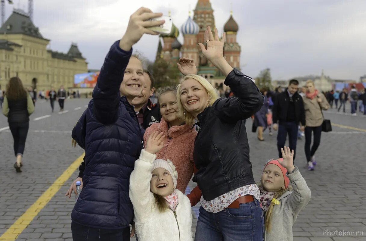 Московская семья. Семья на красной площади. Семья с ребенком на красной площади. Семейная фотосессия в Москве на красной площади.