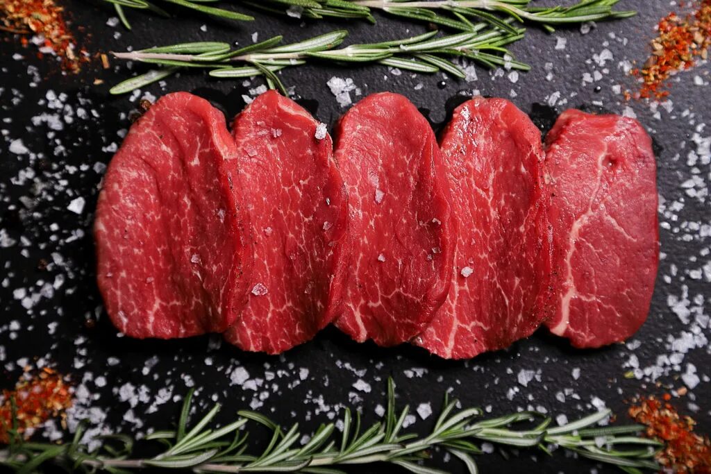 свежее мясо. свежее мясо вид сверху. повар харрис genshin impact. яркий фон мясо. свежее мясо реклама.