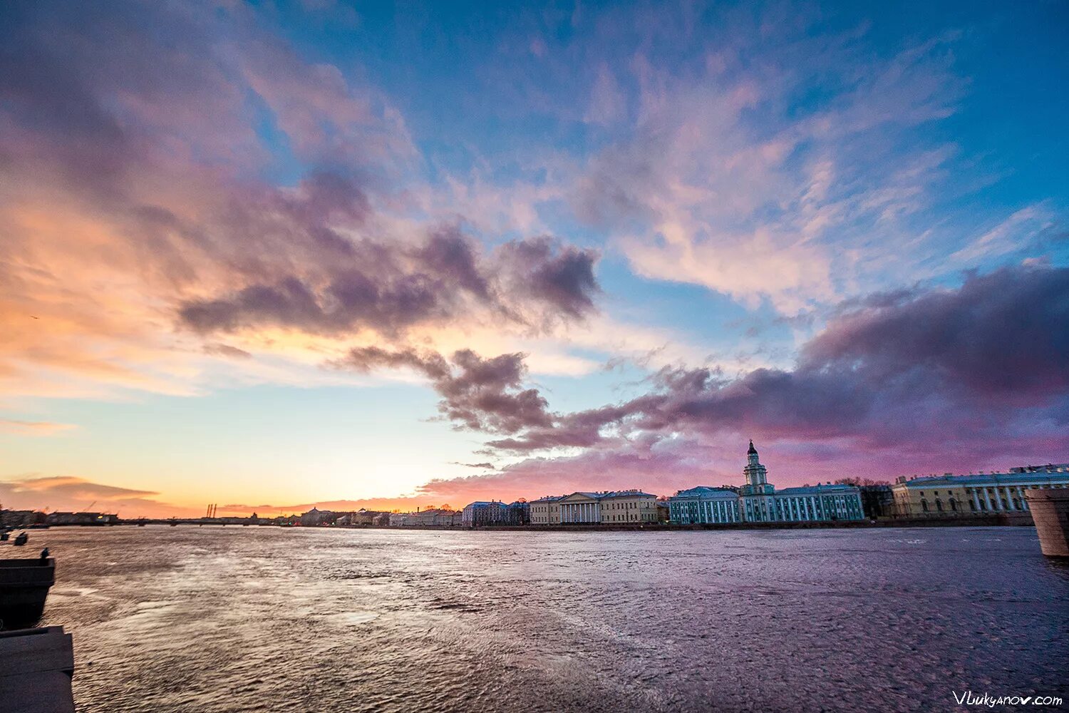 облака над питером. хмурое небо питера. облака над питером. небо синее над невой. санкт-петербург нева белые ночи.