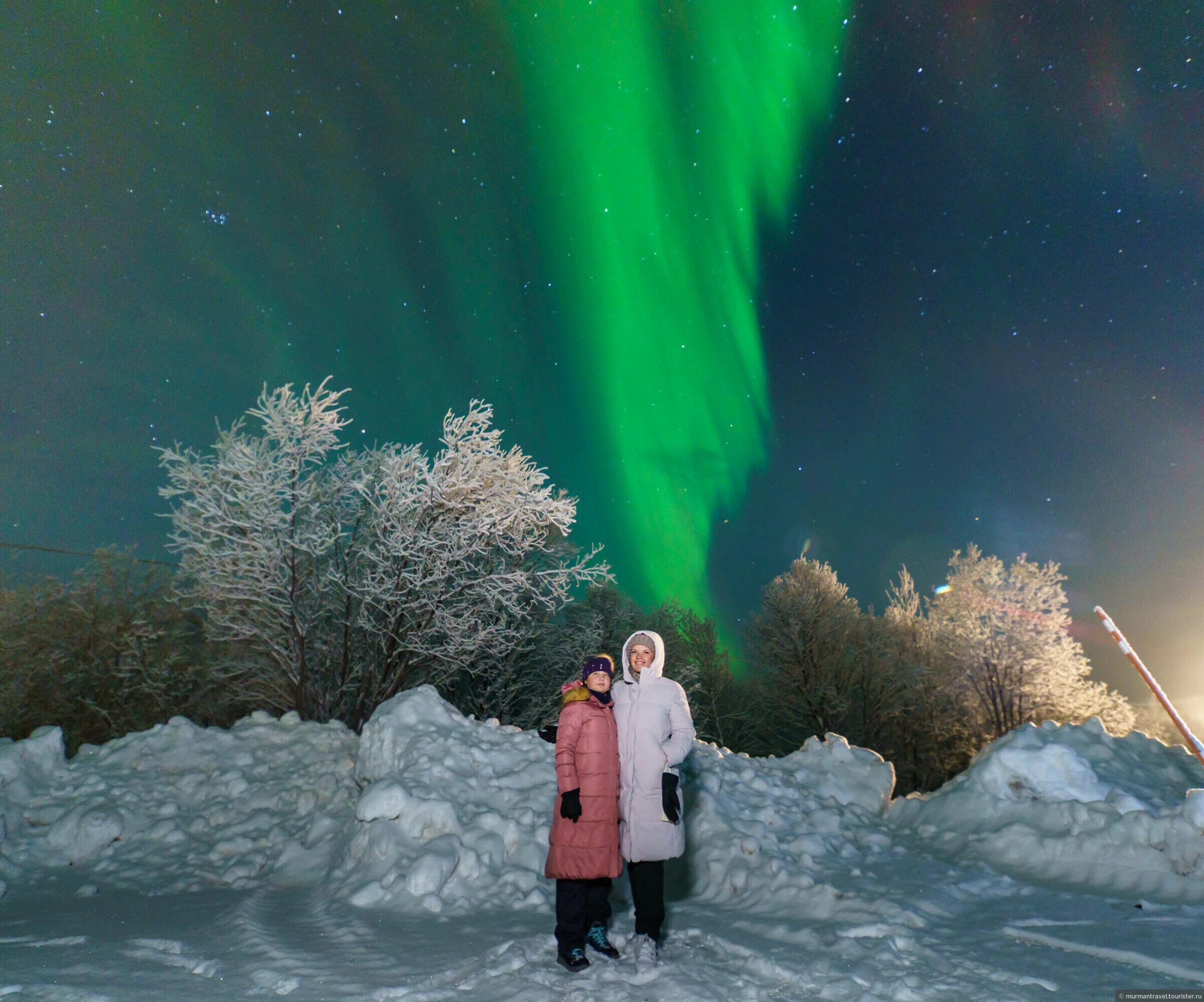 северное сияние в мурманске. мурманск сияние. девушка под северным сиянием. крайний север. северное сияние магаданская область.