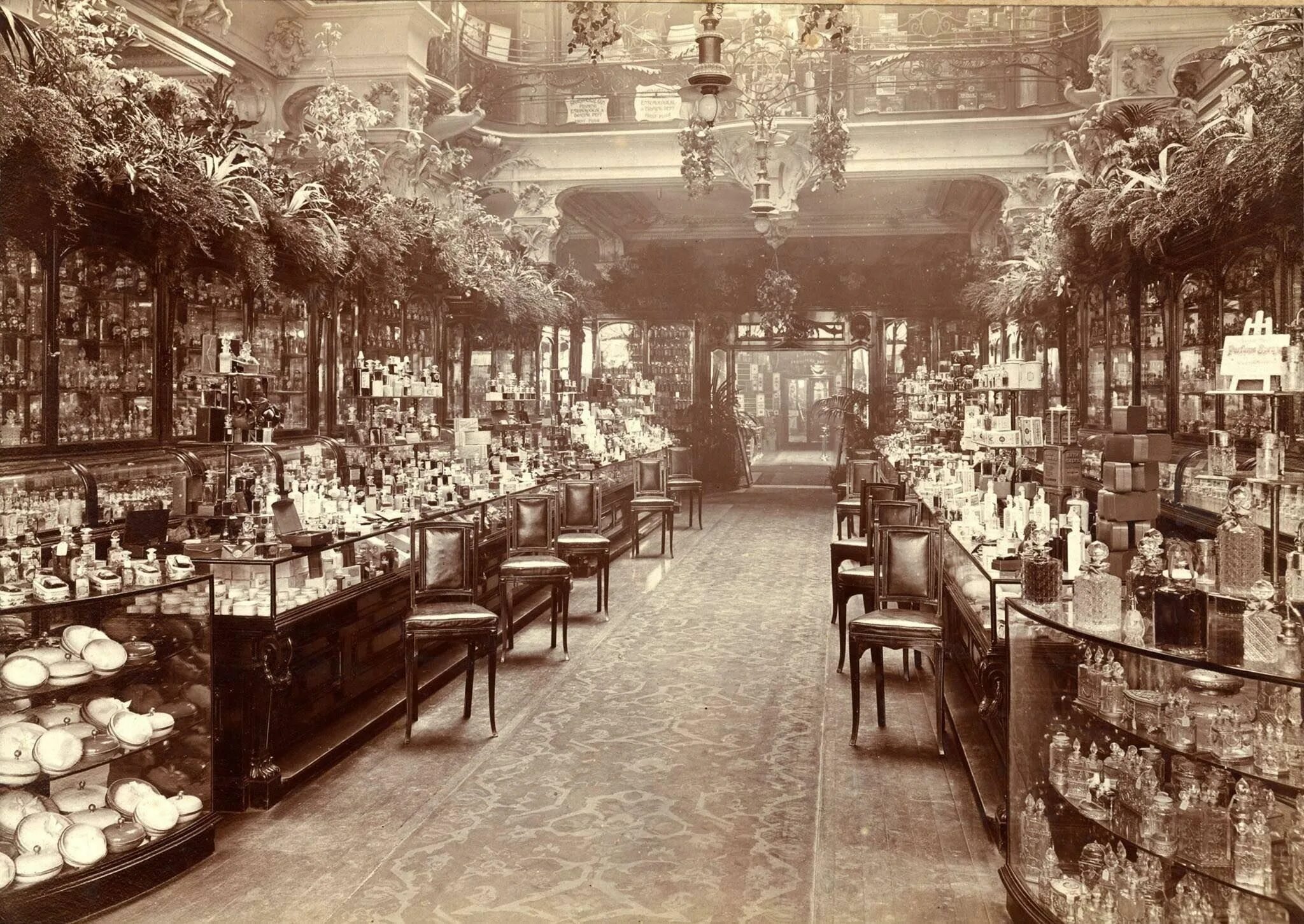 Парфюмерный отдел лондонского универмага Harrods, 1910.. Универмаг Хэрродс в Лондоне. Аптека Франция 19 век. Магазины 19 века Лондон.
