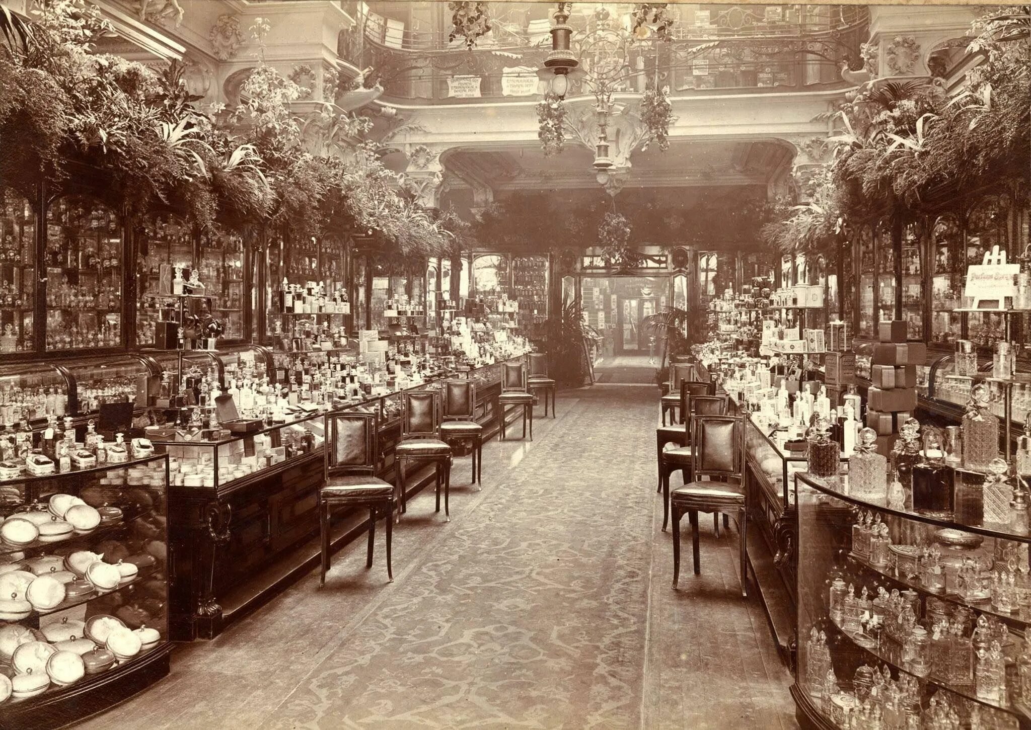 Парфюмерный отдел лондонского универмага Harrods, 1910.. Универмаг Хэрродс в Лондоне. Аптека Франция 19 век. Магазины 19 века Лондон. История универмага