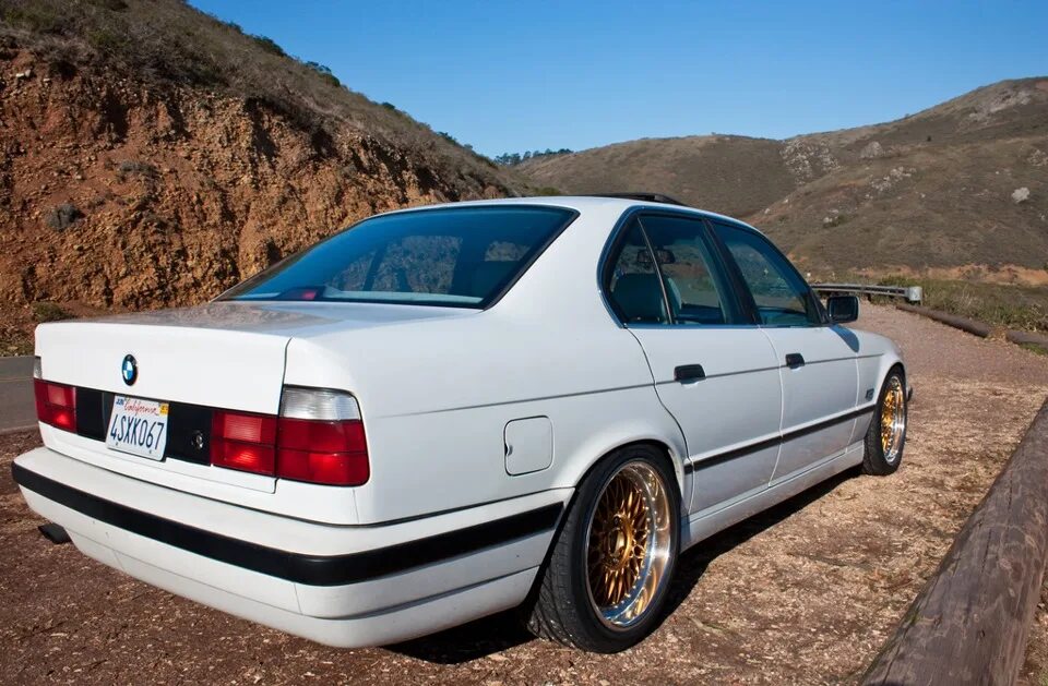 Е34 белая. BMW e34 белая. BMW e34 Gold. BMW m5 e34 BBS. BBS RS e34.