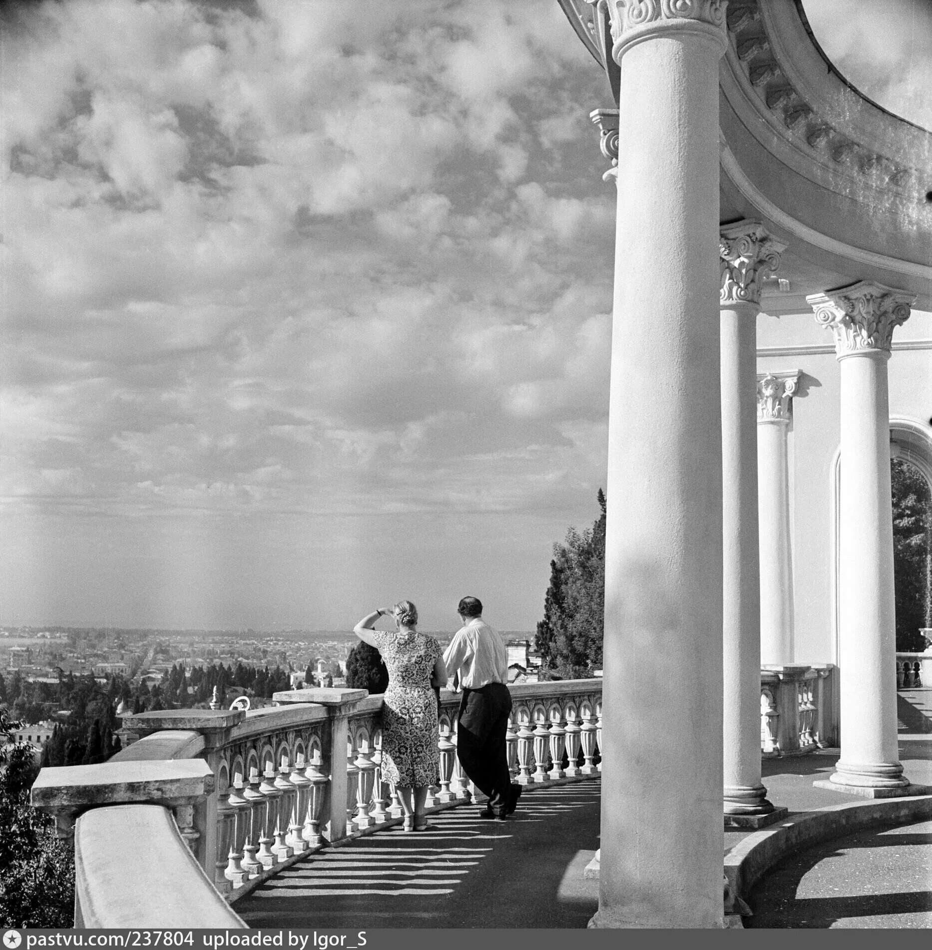 Колоннада в сухуми. Колоннада сухум. сухумская колоннада архитектор. керчь колоннада колоннада. сухум колоннада на набережной.