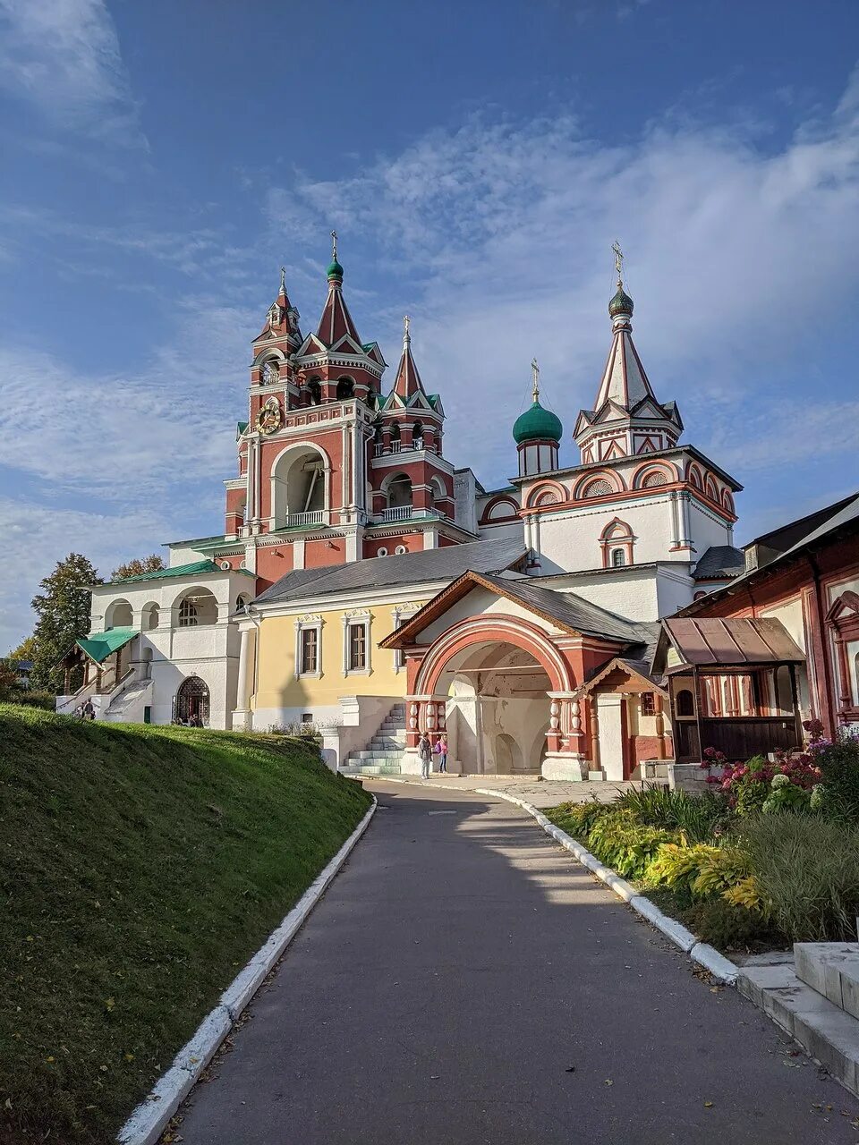 Сторожевский монастырь в Звенигороде. Саввино-Сторожевский монастырь. Саввинский монастырь Звенигород. Саввино-Сторожевский монастырь источник. Свято сторожевский монастырь