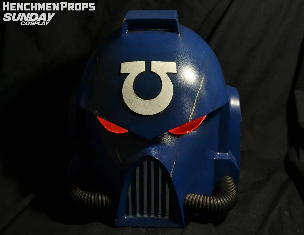 Space marine шлем. Шлем space marine. Шлем вархаммер 40000. Вархаммер шлем космодесантника. Группа в космических шлемах.