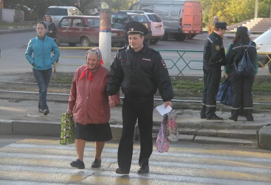 Дорога пенсионерам. Бабушку через дорогу. Переводит старушку через дорогу. Перевести бабушку через дорогу. Бабушка в полиции.