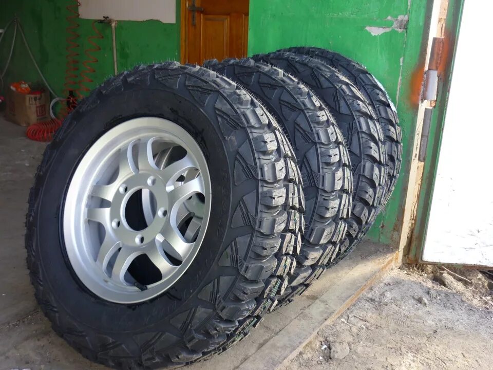 Kumho Road Venture kl71. Kumho Road Venture mt71. Kumho kl71 215/75. Шевроле Нива на резине 215/75 r15. 235 75 16 лето