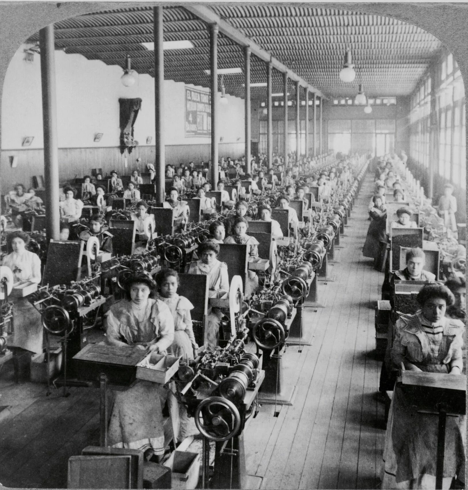 Табачная фабрика в Испании 19 век. Первая сигаретная фабрика в Лондоне 19 век. Табачная фабрика в 19 веке в России. Фабрика в начале 20 века в США. Завод начало 20 века