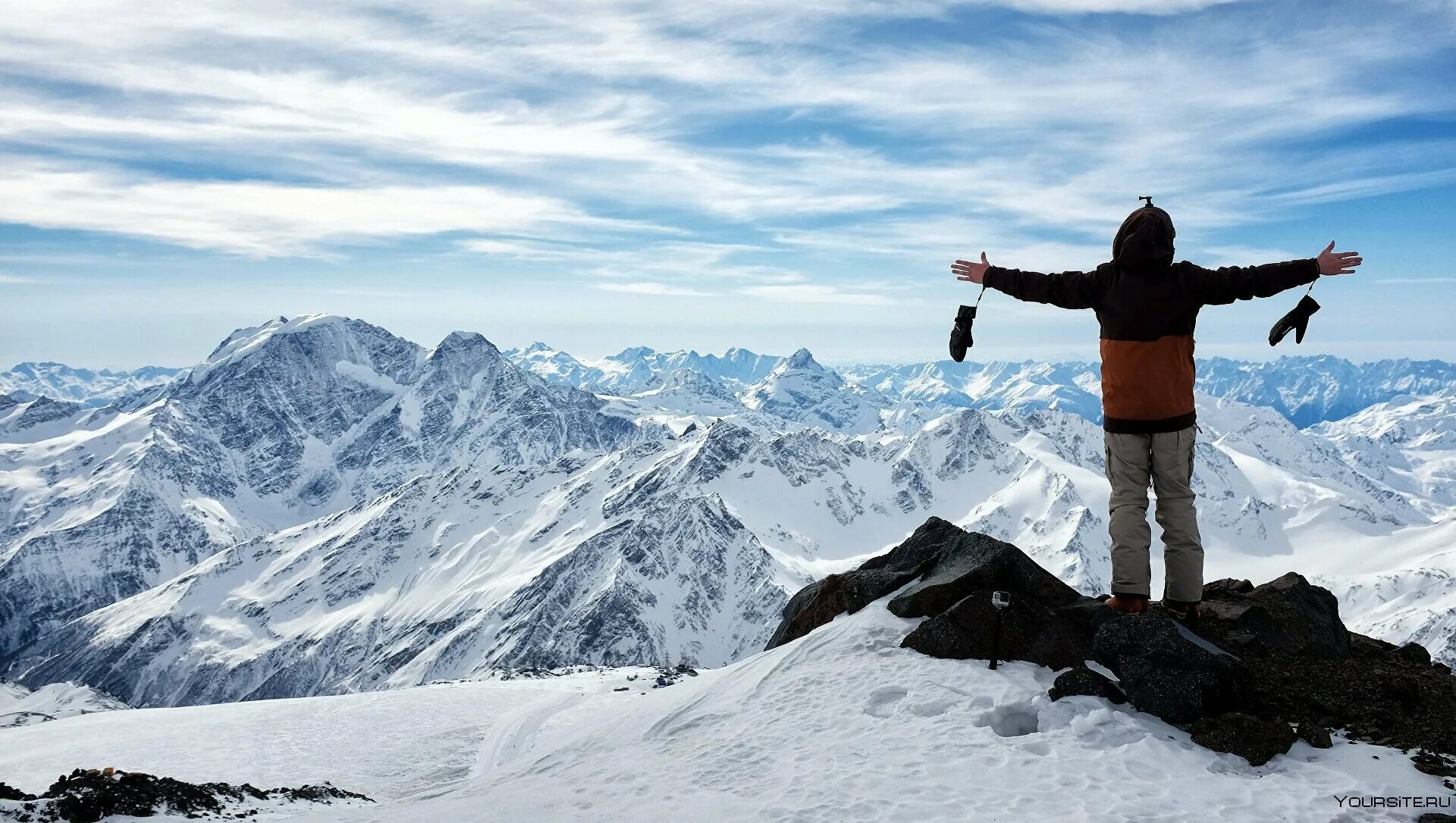 Гора Эльбрус туристы. Горная вершина Эльбрус. Человек в горах. Человек на вершине горы.