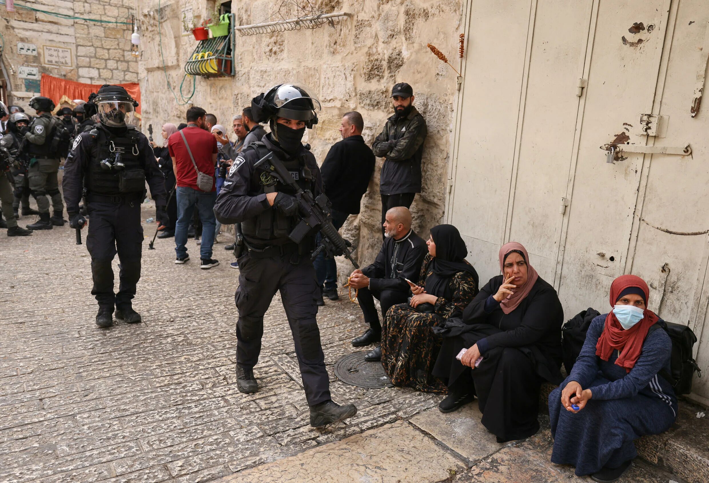 Палестина сегодня фото Israel forces attack journalist to prevent disclosing Al-Aqsa Mosque violations 