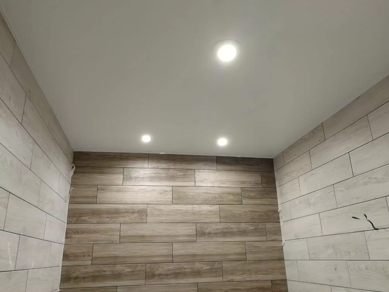 Белый потолок в ванной. Матовый натяжной потолок в ванной. Белый матовый потолок в ванной. Натяжной потолок в ванную матовый. Серый матовый натяжной потолок.