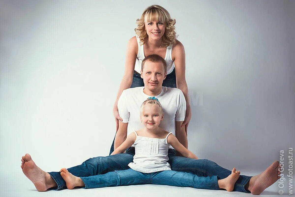 Фотосессия семьи с двумя детьми. Позы для семейной фотосессии с детьми в студии. Фотосессия беременных с мужем. Поза папы. Поза папы.