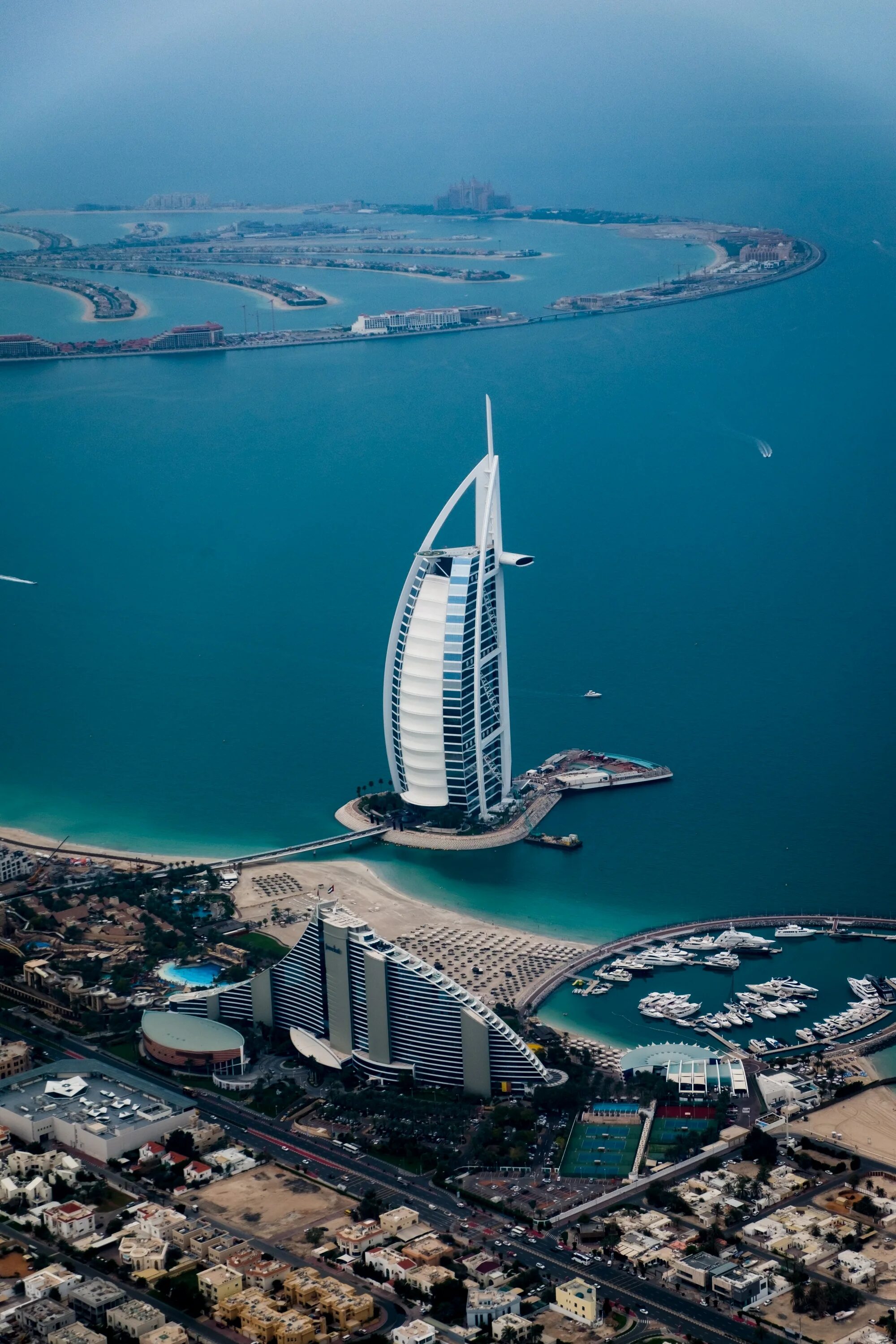 Остров небоскребов. ОАЭ столица Дубай. ОАЭ Бурдж Аль араб. Дубай отель Парус 2023. Дубай Доха корабль.