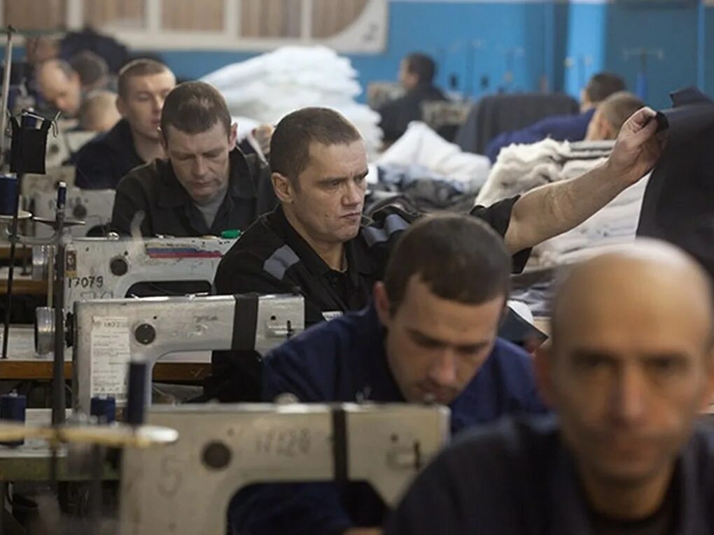 Труд осужденных. Цех в тюрьме. Труд в колонии. Труд в тюрьме.