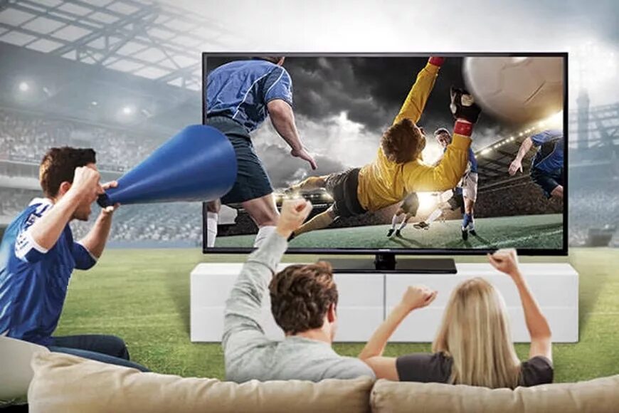 Sport do you watch on tv. Футбол по телевизору. Футбольный канал. Телеканал футбольный. Футбол по телевизору семья.