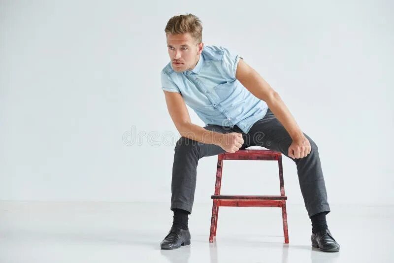 Облокотиться это. Мужчина на стуле. Сидит на стуле. Человек сидит на стуле. Человек облокотился на колени.