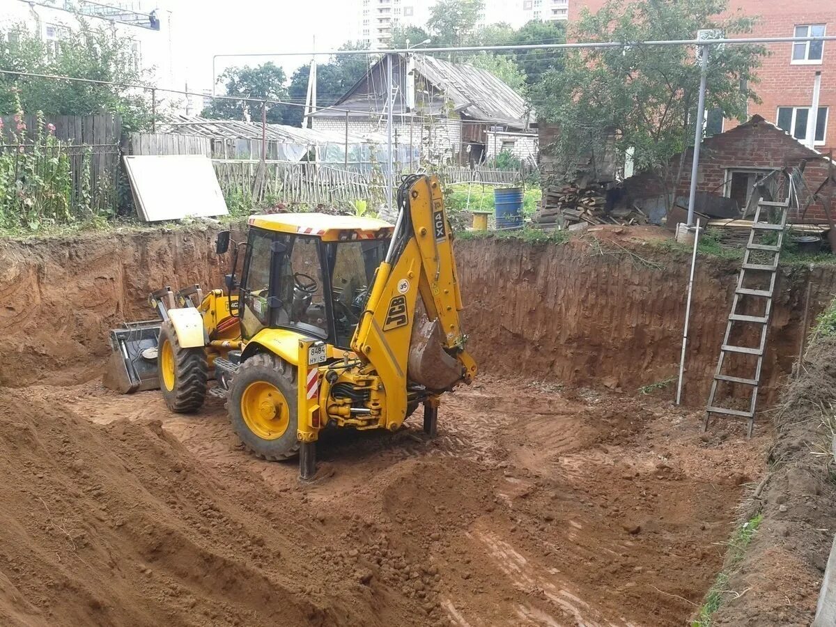 Работаю на экскаваторе в жкх. JCB 4cx с гидромолотом. Экскаватор JCB 3cx рытье траншей. Экскаватор-погрузчик JCB 4cx траншея. JCB 4cx яма.