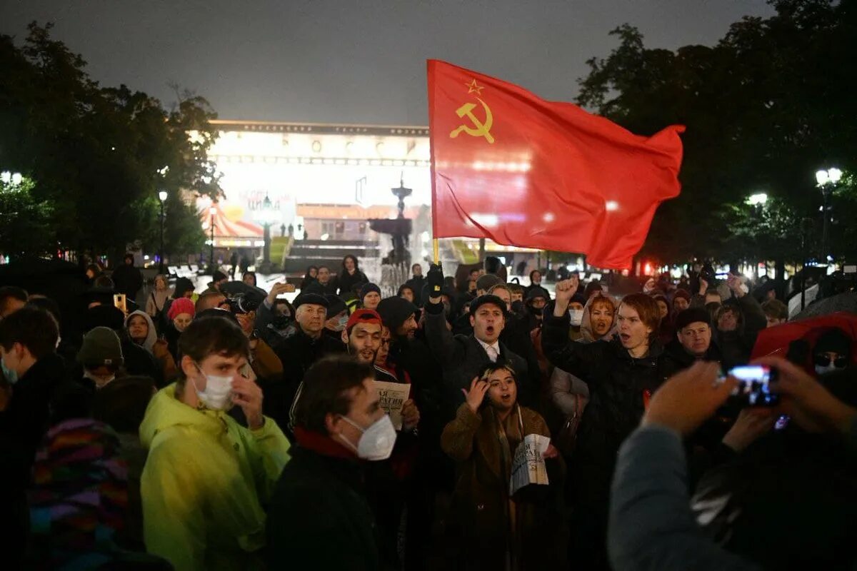 Митинг в москве человек. Москва протесты коммунисты. Митинг коммунистов в Москве. Митинг КПРФ. Митинг КПРФ В Москве.