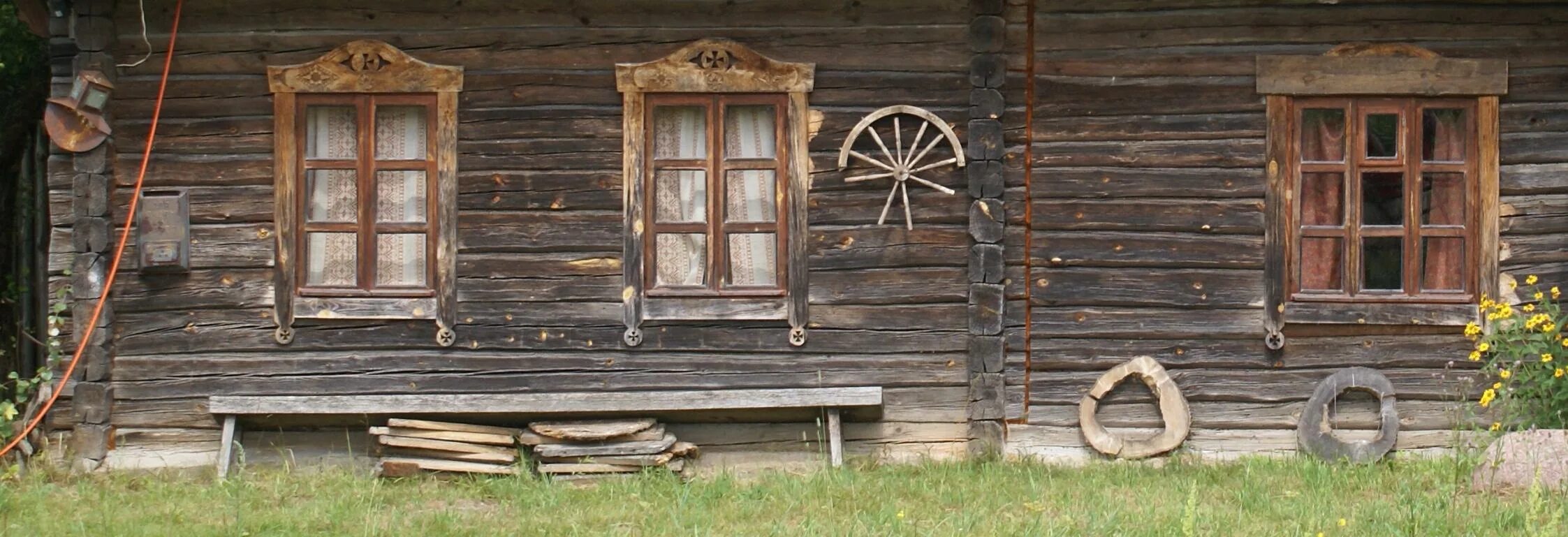 Деревянная изба. Старая изба. Старый деревянный дом. Бревенчатая стена с окном. Старый деревянный дом во сне