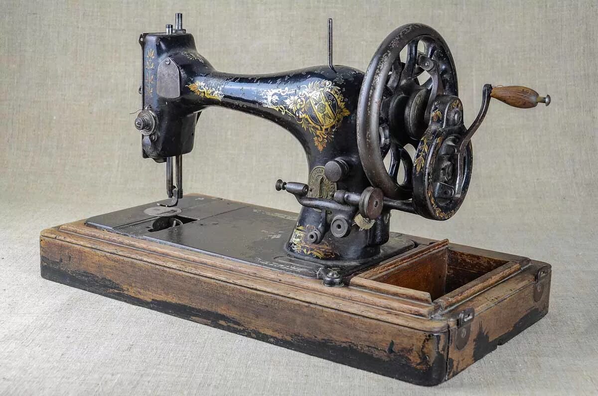 Машинка с ручным приводом. Первая машинка Зингер. Швейная машинка Зингер 18 века. Швейная машинка Зингер ручная.