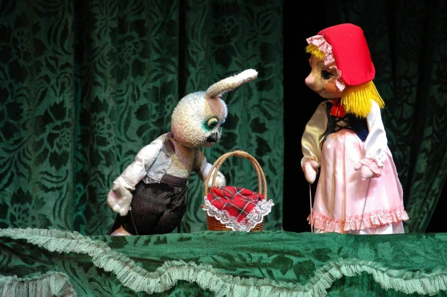 Театр кукол красная. Спектакль красная шапочка. Кукольный спектакль красная шапочка. Морис красная шапочка 2022. Кукольный театр красная шапочка.