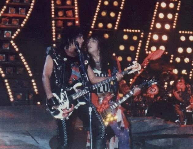 Kiss the night. Группа Kiss 1987. Пол Стэнли 1987. Кисс группа 1988. Kiss Crazy Nights 1987.